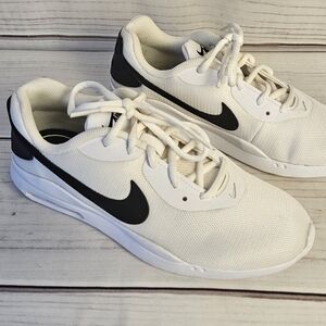 Womens Nike Air Max White and Black Sneakers Size 7 Shoes